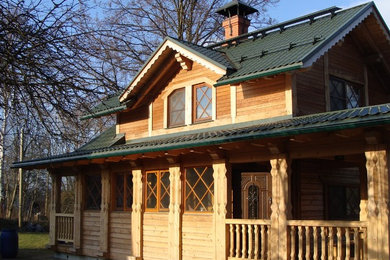 На фото: маленький, двухэтажный, деревянный, бежевый частный загородный дом в стиле кантри с мансардной крышей для на участке и в саду