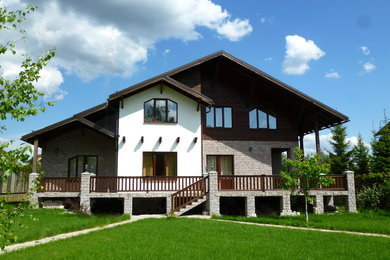 Идея дизайна: двухэтажный, деревянный, коричневый дом в стиле кантри