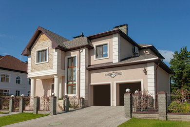 Пример оригинального дизайна: двухэтажный частный загородный дом среднего размера в стиле неоклассика (современная классика)