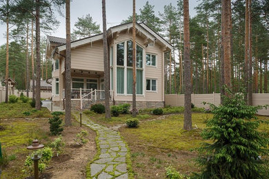 Diseño de fachada beige actual de dos plantas con revestimiento de madera y tejado a dos aguas