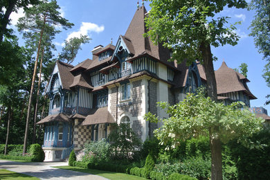 Dreistöckiges Klassisches Einfamilienhaus mit blauer Fassadenfarbe in Moskau