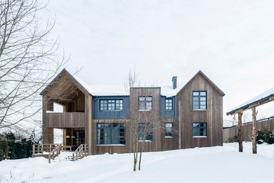 Пример оригинального дизайна: большой, двухэтажный, деревянный, коричневый частный загородный дом в стиле кантри с мансардной крышей и металлической крышей