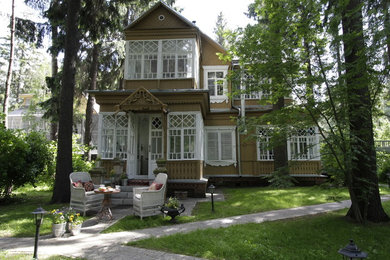 モスクワにあるカントリー風のおしゃれな家の外観の写真