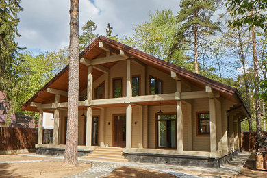 Idee per la villa beige contemporanea a un piano di medie dimensioni con rivestimento in legno, tetto a capanna e copertura in tegole