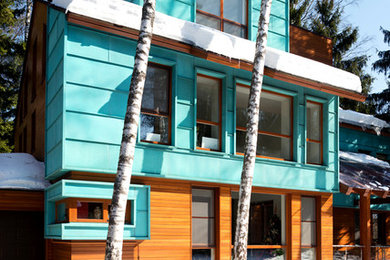 Пример оригинального дизайна: трехэтажный, деревянный, коричневый дом среднего размера в современном стиле с двускатной крышей