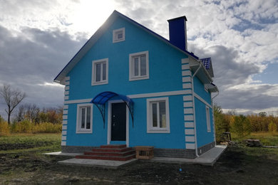 Стильный дизайн: маленький, двухэтажный, синий частный загородный дом в классическом стиле с комбинированной облицовкой, двускатной крышей и металлической крышей для на участке и в саду - последний тренд