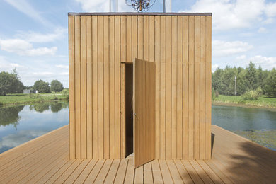 Diseño de fachada de casa blanca contemporánea pequeña de una planta con revestimiento de madera, tejado a cuatro aguas y tejado de metal