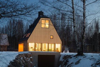 Стильный дизайн: трехэтажный, деревянный, желтый частный загородный дом среднего размера в стиле рустика с мансардной крышей и металлической крышей - последний тренд
