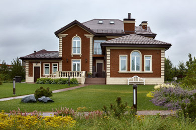 Источник вдохновения для домашнего уюта: большой, двухэтажный, кирпичный, красный частный загородный дом в классическом стиле с металлической крышей