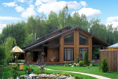 Стильный дизайн: большой, одноэтажный, деревянный, коричневый дом в стиле кантри с мансардной крышей - последний тренд