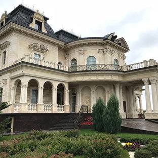 На фото: трехэтажный, бежевый частный загородный дом в викторианском стиле