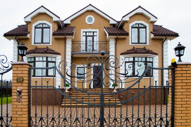 サンクトペテルブルクにあるトラディショナルスタイルのおしゃれな家の外観の写真