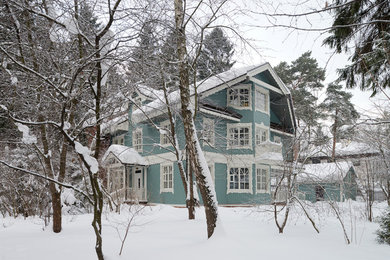 Foto della facciata di una casa blu country a due piani di medie dimensioni con rivestimento in legno e tetto a mansarda