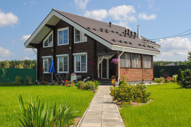 Идея дизайна: двухэтажный, деревянный, коричневый дом среднего размера в стиле кантри с мансардной крышей