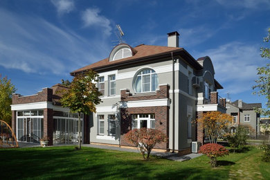 Стильный дизайн: двухэтажный, разноцветный частный загородный дом в стиле неоклассика (современная классика) с вальмовой крышей - последний тренд