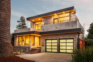 Идея дизайна: двухэтажный, серый частный загородный дом в современном стиле с комбинированной облицовкой и плоской крышей