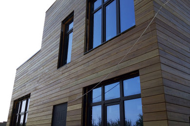 Стильный дизайн: двухэтажный, деревянный, коричневый частный загородный дом - последний тренд