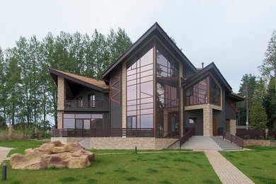 Источник вдохновения для домашнего уюта: серый дом среднего размера в современном стиле с разными уровнями, облицовкой из камня и двускатной крышей