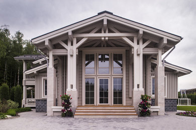 На фото: большой, двухэтажный, деревянный, серый частный загородный дом в стиле неоклассика (современная классика) с двускатной крышей и крышей из гибкой черепицы с
