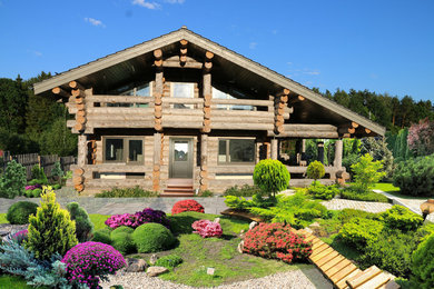 Idée de décoration pour une façade de maison grise nordique en bois de taille moyenne et à un étage avec un toit à deux pans et un toit en tuile.