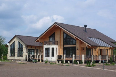 Diseño de fachada de casa beige vintage de tamaño medio de dos plantas con tejado a dos aguas, tejado de teja de barro y revestimiento de piedra
