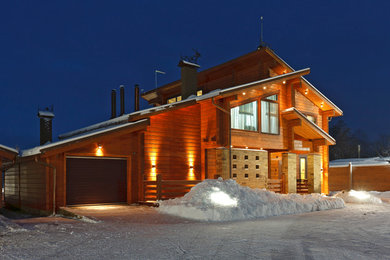 Diseño de fachada de casa actual grande de dos plantas con revestimiento de madera
