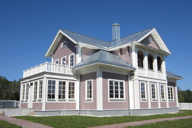 Идея дизайна: двухэтажный, деревянный частный загородный дом в стиле неоклассика (современная классика) с двускатной крышей и металлической крышей