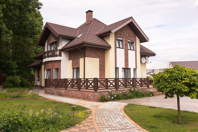 На фото: двухэтажный частный загородный дом среднего размера в стиле неоклассика (современная классика) с вальмовой крышей с
