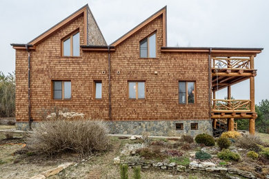 Идея дизайна: двухэтажный, коричневый дом в стиле рустика