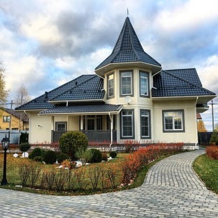Стильный дизайн: бежевый частный загородный дом в стиле современная классика - последний тренд