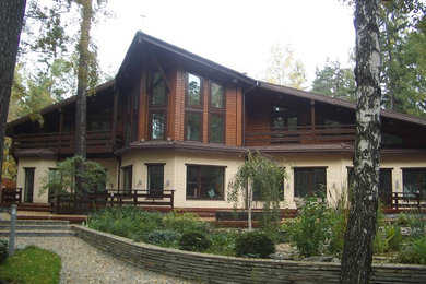 Стильный дизайн: большой, двухэтажный, кирпичный, коричневый дом в стиле кантри с мансардной крышей - последний тренд