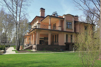 Imagen de fachada de casa beige moderna grande de dos plantas con tejado a cuatro aguas