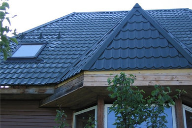 Свежая идея для дизайна: двухэтажный, коричневый частный загородный дом среднего размера с облицовкой из винила, вальмовой крышей и металлической крышей - отличное фото интерьера