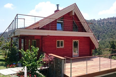 Идея дизайна: трехэтажный, красный дом в стиле кантри с двускатной крышей