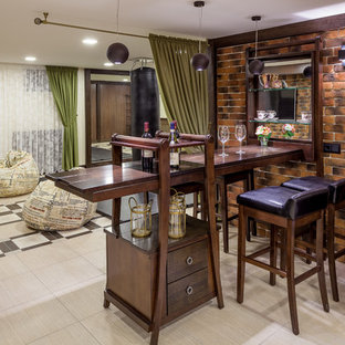 Ejemplo de bar en casa con barra de bar ecléctico con armarios con paneles lisos, puertas de armario de madera en tonos medios y salpicadero marrón
