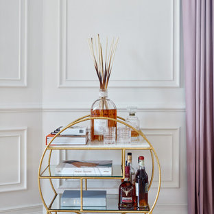 Immagine di un piccolo carrello bar minimal con nessun'anta, ante con finitura invecchiata, top in marmo, parquet chiaro, pavimento giallo e top bianco