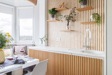 Moderne Hausbar mit Bartresen, Einbauwaschbecken, profilierten Schrankfronten, hellbraunen Holzschränken, grauem Boden und weißer Arbeitsplatte in Moskau