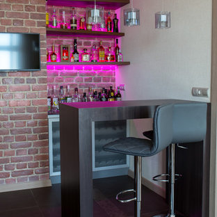 Diseño de bar en casa con barra de bar lineal, contemporáneo, sin pila, con armarios abiertos, puertas de armario de madera en tonos medios y salpicadero de ladrillos