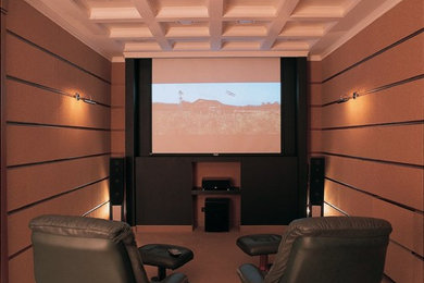 На фото: домашний кинотеатр с проектором