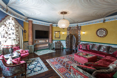 Imagen de cine en casa cerrado de estilo zen grande con paredes amarillas, suelo de madera oscura, televisor colgado en la pared y suelo marrón