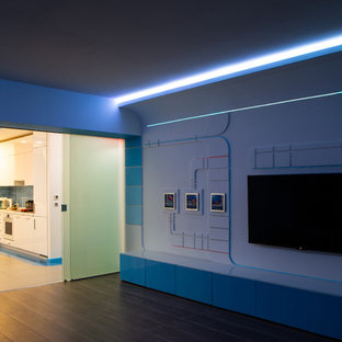 Esempio di un home theatre design di medie dimensioni e aperto con pareti bianche, pavimento in laminato, TV a parete e pavimento marrone