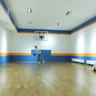 Esempio di un campo sportivo coperto design con pareti multicolore