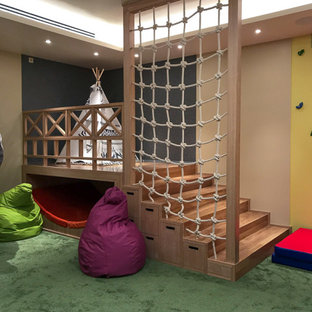 Immagine di una grande palestra multiuso tradizionale con pareti multicolore, moquette e pavimento verde