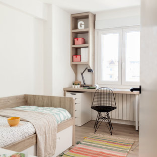 Imagen de dormitorio infantil contemporáneo con paredes blancas, suelo de madera en tonos medios y suelo marrón