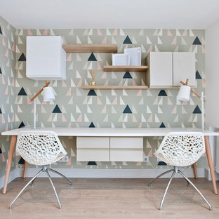 Foto de dormitorio infantil actual con suelo de madera clara, escritorio, paredes multicolor y suelo beige