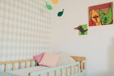 Modelo de dormitorio infantil de 1 a 3 años escandinavo de tamaño medio con paredes blancas