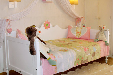 Foto de dormitorio infantil de 4 a 10 años romántico de tamaño medio con paredes beige y suelo de madera en tonos medios