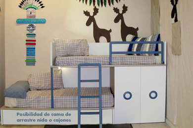 Imagen de dormitorio infantil de 4 a 10 años clásico renovado de tamaño medio con paredes beige y suelo de madera clara