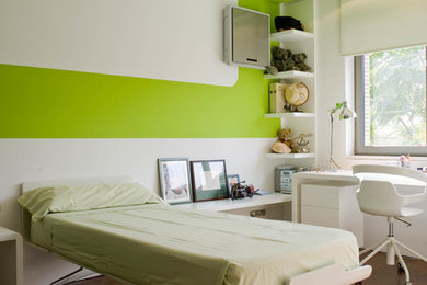 Ejemplo de dormitorio infantil actual de tamaño medio con paredes multicolor y suelo de madera oscura