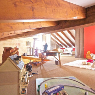 Immagine di un'ampia cameretta per bambini da 4 a 10 anni country con pareti rosse e moquette